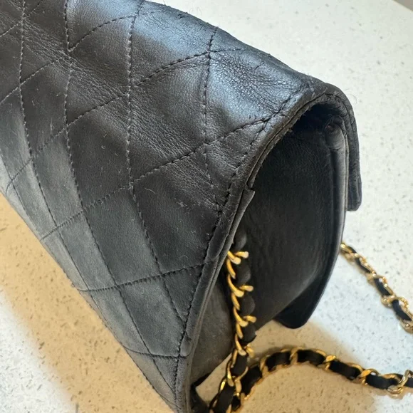 🛑 SOLD 🛑 Chanel Vintage Black Quilted Flap Shoulder Bag – Gold Chain Strap - Picture 6 of 17